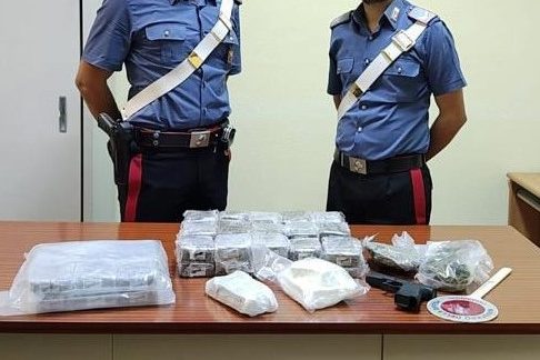 Trovati oltre 22 kg di droga in una villetta abbandonata: indagini in corso dei Carabinieri