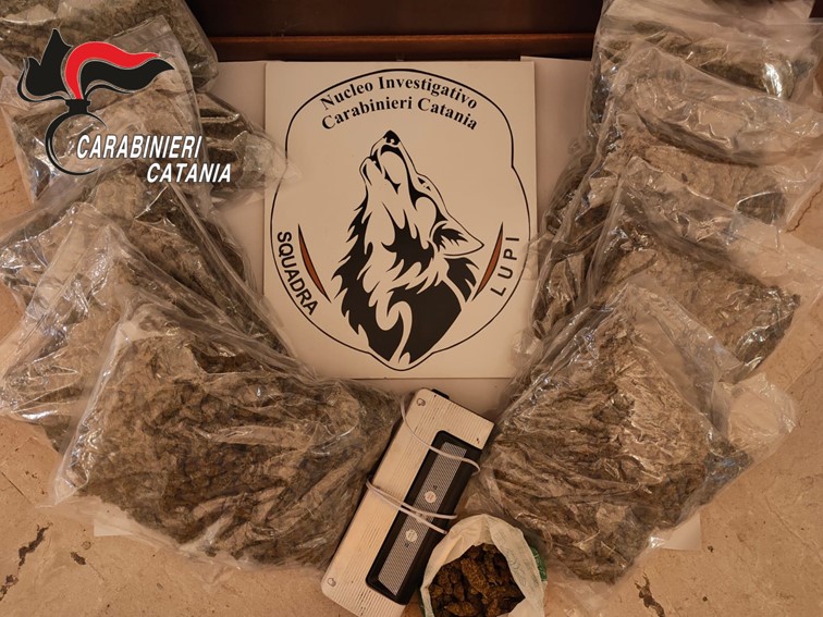 Droga nascosta sui sedili posteriori della macchina. Arrestato pregiudicato 47enne