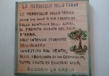 “Le meraviglie della terra”, poesia del poeta Rosario La Greca dipinta a mano su una ceramica artistica