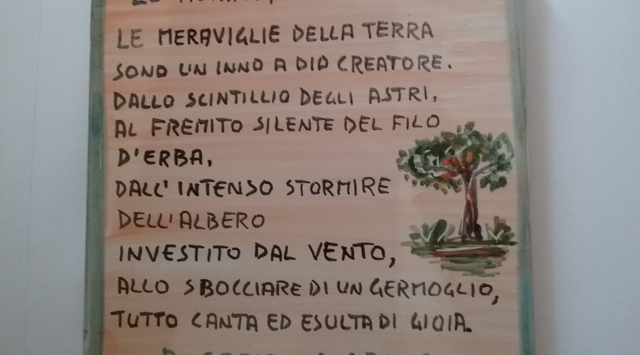 “Le meraviglie della terra”, poesia del poeta Rosario La Greca dipinta a mano su una ceramica artistica