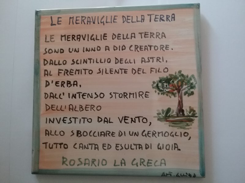 “Le meraviglie della terra”, poesia del poeta Rosario La Greca dipinta a mano su una ceramica artistica