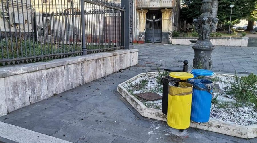 Giarre, piazza Duomo diventata piazza dei vandali?