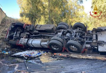 Tragedia sfiorata in A18, Tir "vola" da un viadotto. Intervento dei Vvf