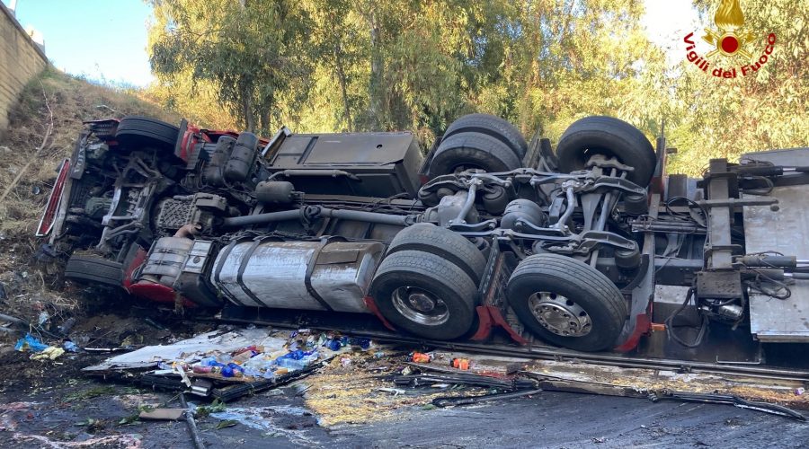 Tragedia sfiorata in A18, Tir “vola” da un viadotto. Intervento dei Vvf