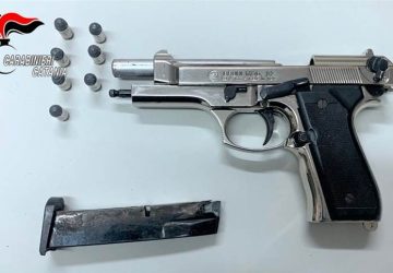 Giarre, carabinieri bloccano 28enne con pistola carica in auto