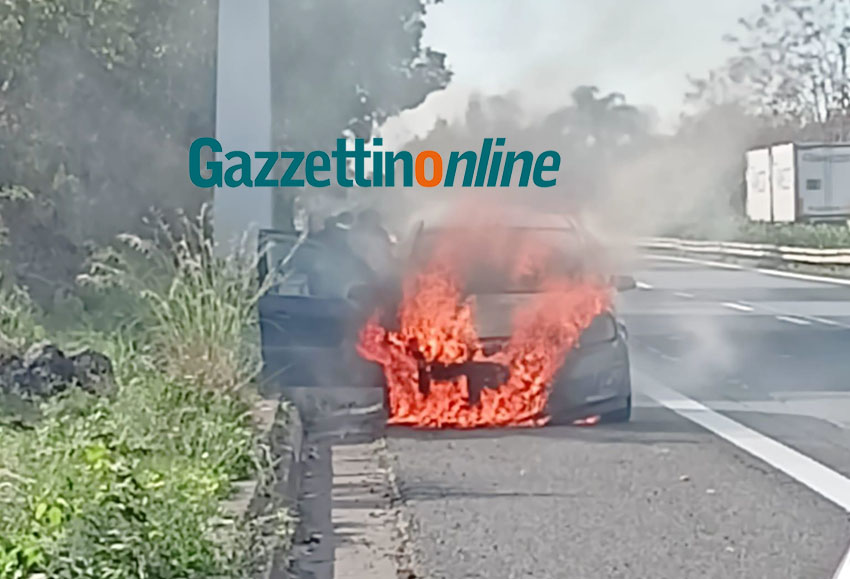 A18, auto in fiamme nel tratto tra Catania ed Acireale