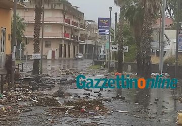 Giarre e Riposto flagellate da pioggia e mareggiate. Disagi in via Colombo VIDEO