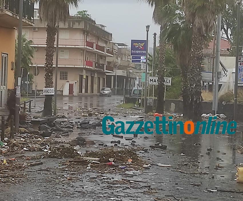 Giarre e Riposto flagellate da pioggia e mareggiate. Disagi in via Colombo VIDEO