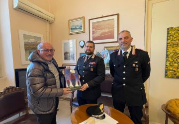 Riposto, conviviale natalizio in municipio con i vertici dell'Arma