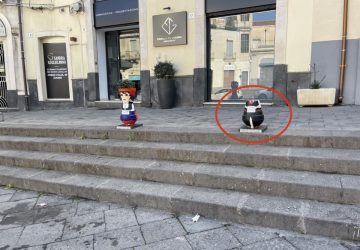 Giarre, decapitato uno dei vasi donati dall'Agor&agrave;, in piazza Arcoleo