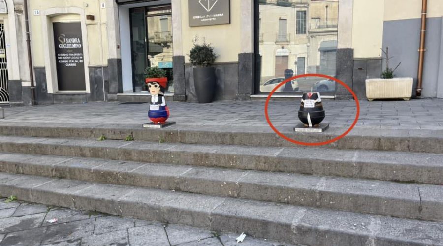 Giarre, decapitato uno dei vasi donati dall’Agorà, in piazza Arcoleo