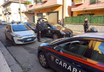 Rubano l'auto istituzionale del sindaco di Santa Venerina. Ritrovata dai Cc a Mascali. Denunciati gli autori