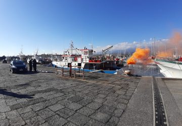 Esercitazione antincendio della Guardia costiera al porto di Riposto