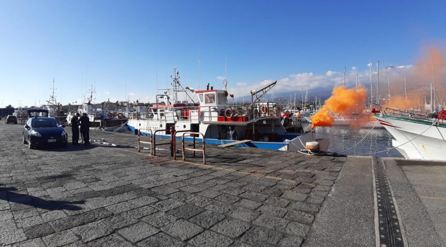 Esercitazione antincendio della Guardia costiera al porto di Riposto