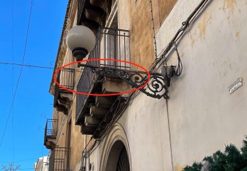 Giarre, ignobile furto in corso Italia: smontata e portata via una delle casse della filodiffusione