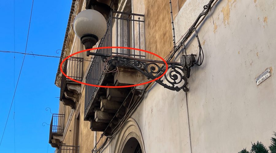 Giarre, ignobile furto in corso Italia: smontata e portata via una delle casse della filodiffusione