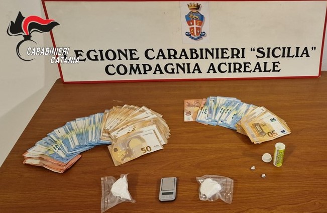 Disoccupato ma di professione spacciatore: arrestato con droga e soldi