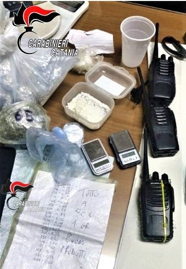 Pusher con droga in vendita a prezzi di saldo: arrestato