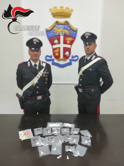 Tradito da uno sguardo: arrestato corriere di droga “a domicilio”