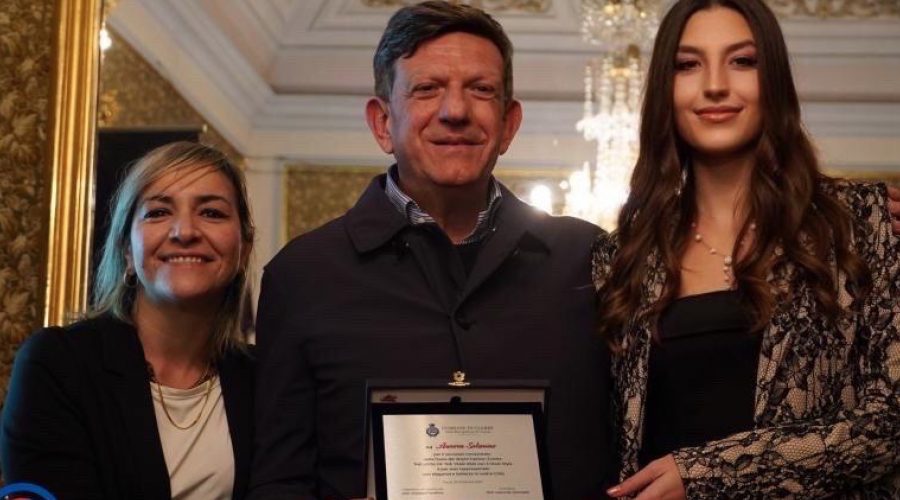 Moda, targa istituzionale alla modella giarrese Aurora Solarino