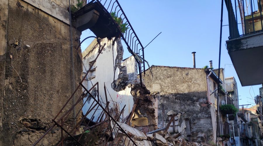 Tragedia sfiorata a Francavilla di Sicilia: crollano alcune case disabitate