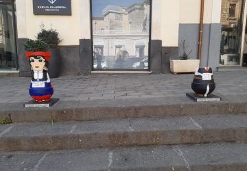 Giarre, vandalizzati i vasi decorativi in piazza Arcoleo. L'indignazione dei soci de "L'Agor&agrave;"