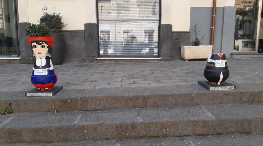Giarre, vandalizzati i vasi decorativi in piazza Arcoleo. L’indignazione dei soci de “L’Agorà”
