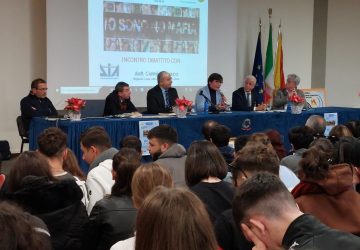 Al liceo Leonardo di Giarre la Dia e la Guardia di Finanza spiegano il loro lavoro agli studenti