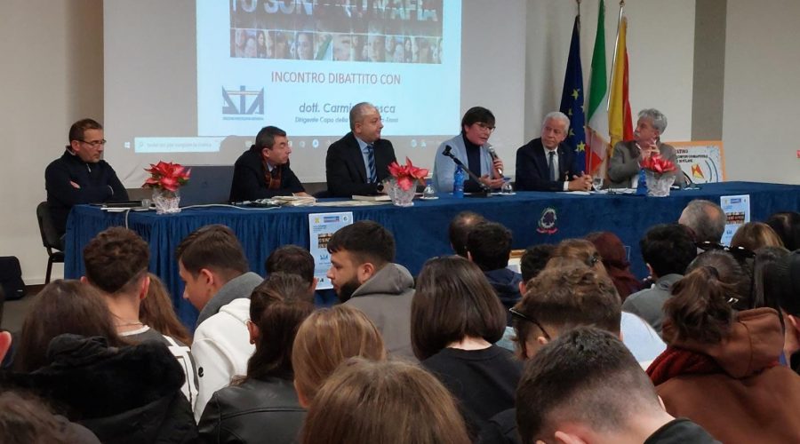 Al liceo Leonardo di Giarre la Dia e la Guardia di Finanza spiegano il loro lavoro agli studenti