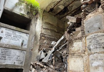 Al cimitero di Giarre un indecente sfacelo. Ignorato l'ordine del sindaco di seppellire una bara