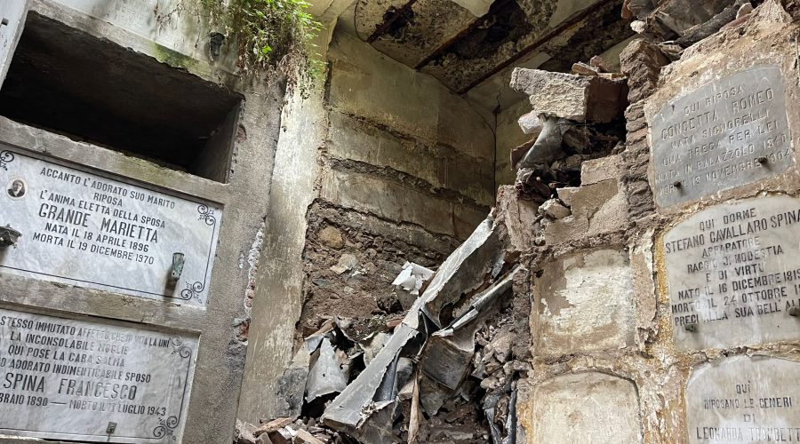 Al cimitero di Giarre un indecente sfacelo. Ignorato l’ordine del sindaco di seppellire una bara