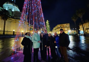 Giarre, inaugurate da sindaco e Giunta le luminarie natalizie