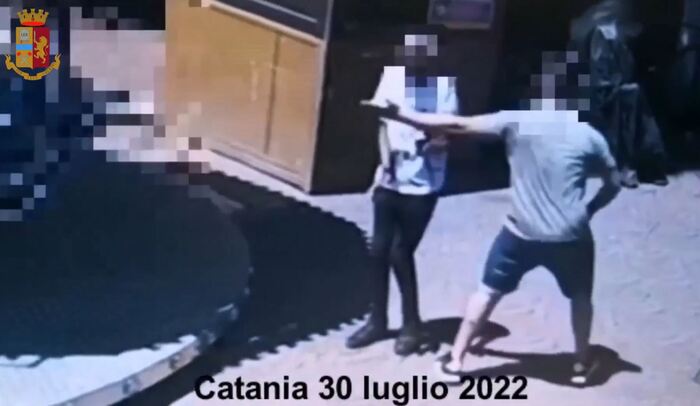 Riceve schiaffo al volto e muore, arrestato 18enne