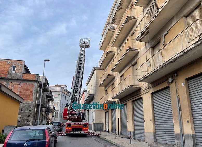 Giarre, anziana cade in casa da sola. Soccorsa dai vigili del fuoco