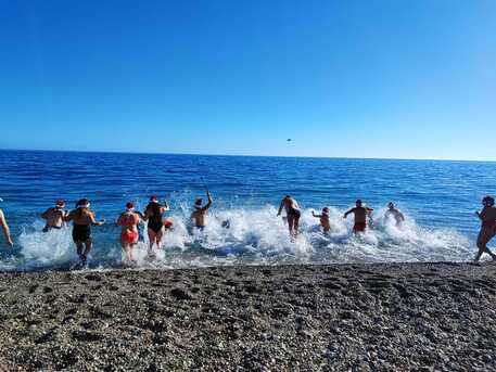 Natale: bagno al mare a Taormina