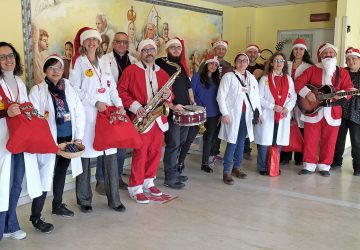 I volontari Lilt ed il lennon club nei reparti del &ldquo;Garibaldi&rdquo; di Nesima per gli auguri natalizi