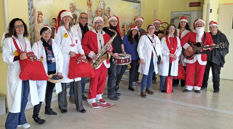 I volontari Lilt ed il lennon club nei reparti del “Garibaldi” di Nesima per gli auguri natalizi