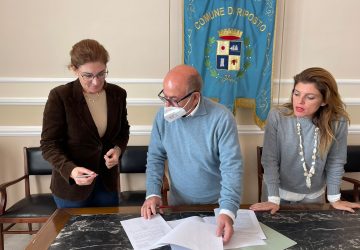 Dispersione scolastica, protocollo intesa al Comune di Riposto