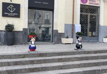 Giarre, di nuovo decapitato uno dei vasi artistici di piazza Arcoleo