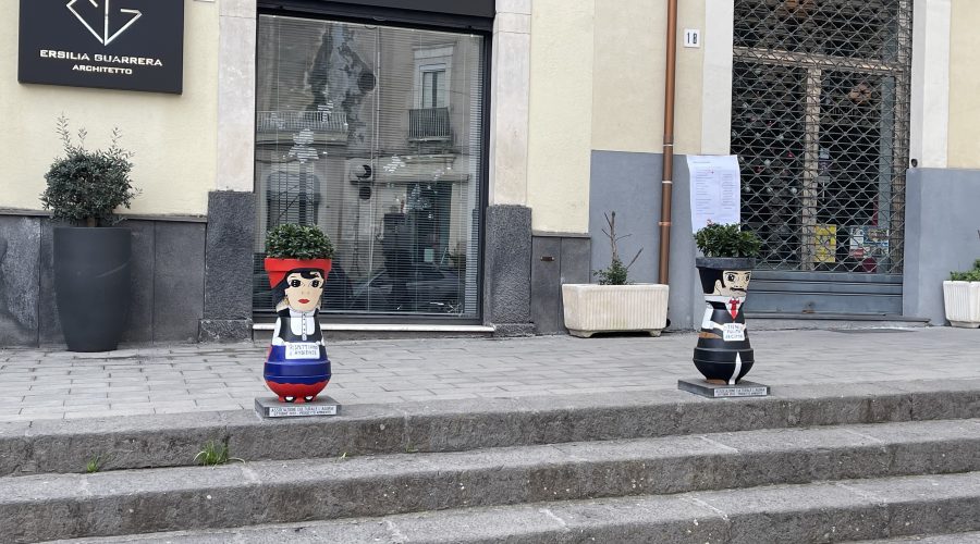 Giarre, di nuovo decapitato uno dei vasi artistici di piazza Arcoleo