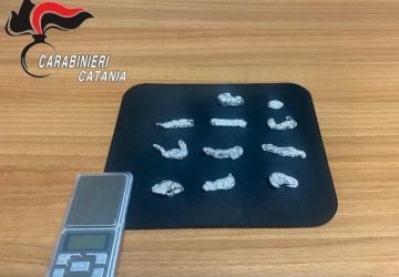 Acireale, spaccio in piazza Duomo: arrestato un 18enne