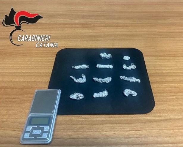 Acireale, spaccio in piazza Duomo: arrestato un 18enne