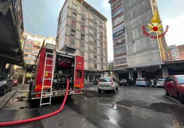 Catania, divampa incendio in una palazzina: 9 persone evacuate