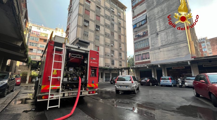 Catania, divampa incendio in una palazzina: 9 persone evacuate