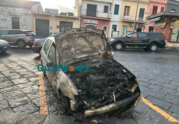 Giarre, incendio auto nella notte. Intervento dei Vvf