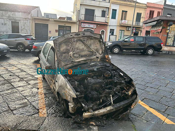 Giarre, incendio auto nella notte. Intervento dei Vvf