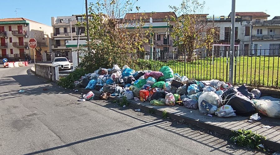 Mascali, discariche a cielo aperto e incendi. È emergenza rifiuti dal centro alle periferie