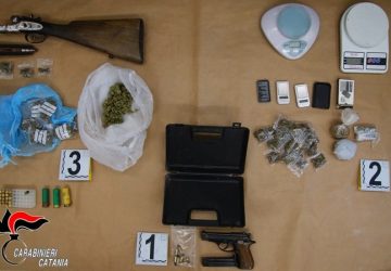 Nella stalla non solo cavalli ma anche armi e droga: due arresti