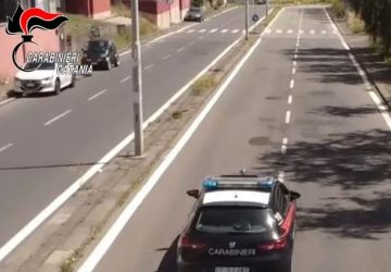 Agli arresti domiciliari litiga con gli zii e lancia il loro cane dalla finestra: arrestato