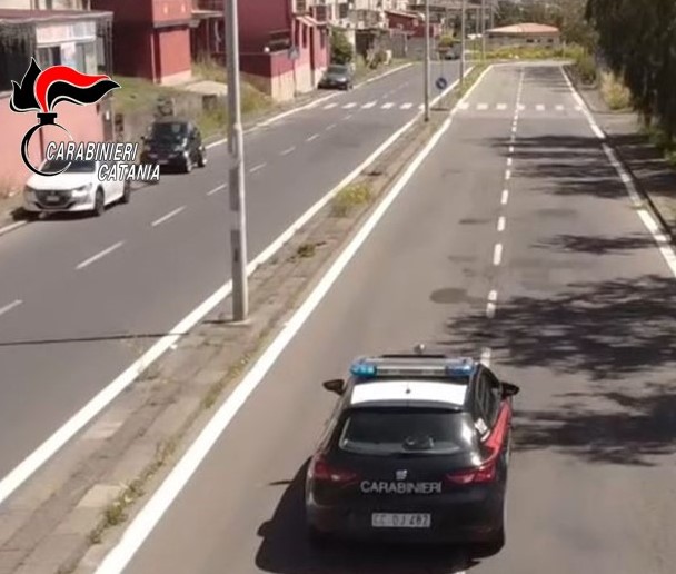 Agli arresti domiciliari litiga con gli zii e lancia il loro cane dalla finestra: arrestato